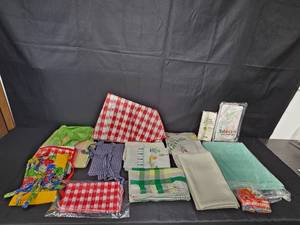 lot 29 image: Collection of Tablecloths, Napkins, and Kitchen Accessories