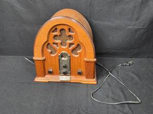 lot 41 image: Thomas Collectors Edition Cathedral Radio Model 217 - powers on but volume button is touchy