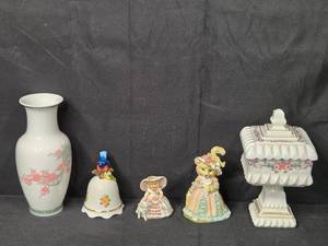 lot 79 image: Collection of 5 Decorative Porcelain and Ceramic Figurines