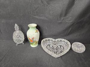 lot 97 image: Collection of Crystal and Porcelain Decorative Pieces