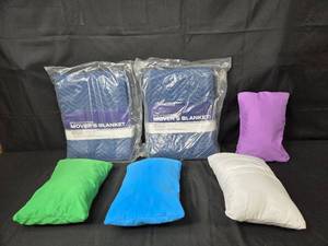 lot 126 image: Set of 2 Polycotton Movers Blankets and 4 Pillow Cushions