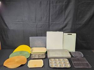 lot 147 image: Assorted Bakeware and Kitchen Tray Collection