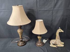 lot 160 image: Set of 2 Beige Table Lamps with Giraffe Figurine