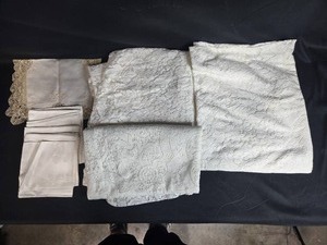 lot 162 image: Vintage Lace Tablecloth and Napkin Set