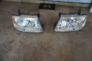 lot 18 image: Set of 2 - 2007 Chevrolet Silverado Head Lights