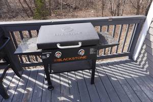 lot 10 image: Blackstone Omnivore 2 Burner 28 Gas Griddle