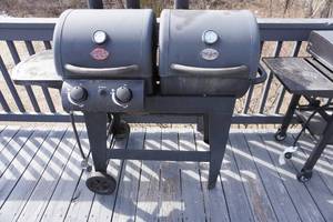 lot 11 image: Char Griller Brand 2 Burner Gas & Charcoal Grill Smoker