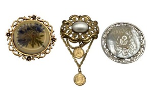 lot 64 image: Vintage Brooch Pin Lot including 1950s Filigree and Carved Mother of Pearl