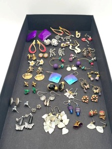 lot 80 image: Wonderful Assortment of Vintage Earrings