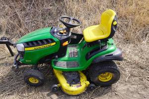 lot 7 image: John Deere Model D155 Riding Lawn Mower Garden Tractor