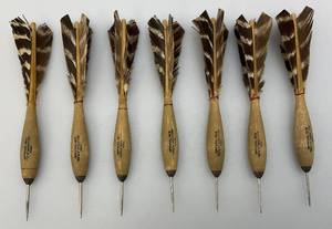 lot 17 image: Vintage Apex No. 2 Wooden 4-Feather Darts