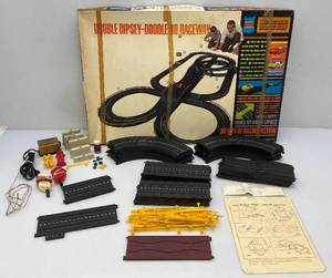 lot 40 image: 1967 PARKWAY Double Dipsy-Doodle Ho Raceway In Original Box Complete But Missing Cars