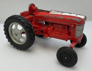 lot 53 image: 1950s Hubley Cast Iron Farm Tractor Wide Front Red 9