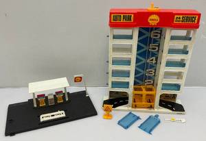 lot 78 image: Vintage HotWheels Shell Gas Station (Missing And Broken Pieces Present)
