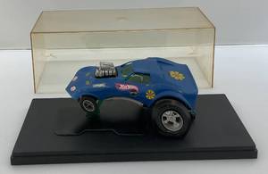 lot 85 image: 1970  ERTL Snap Tite HotWheels Corvette With Acrylic Display Case 9 34 L x 4 14 W  x 3 34 H