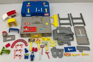 lot 264 image: 1993 Hot Wheels Sto & Go Parking & Service