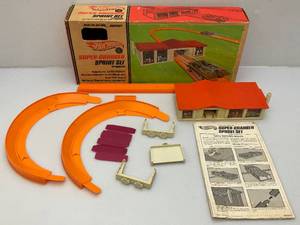 lot 267 image: 1968 Hot Wheels Speed Super Charger Race Set In Original Box (Some Missing Pieces)