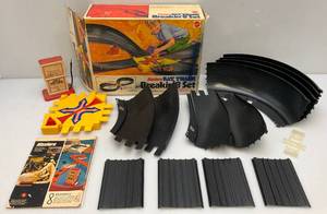 lot 273 image: 1972 Hot Wheels SIZZLERS Fat Track Breaking 8 In Original Box (Missing Cars & Track Connectors)