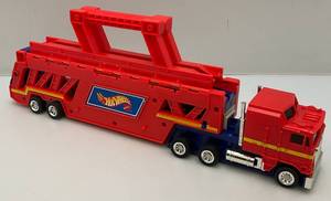 lot 285 image: 1986 Vintage Hot Wheels Semi Truck Car Hauler Carrier