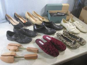 lot 17 image: (EW4) Assorted Womens Shoes, Slipp...