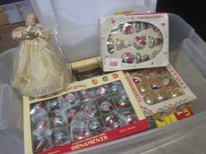 lot 103 image: (EW3) Tote Ful of Vintage Christmas...