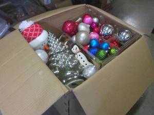lot 132 image: (EW5) Large Box of Assorted Christm...