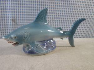 lot 139 image: (FS) Vintage Porcelain Ceramic Shar...