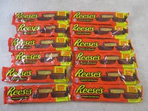 lot 183 image: (B-1) 12 King Size Reeses 4-Cup Pea...
