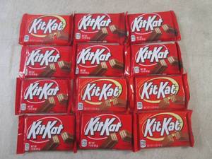 lot 184 image: (B-1) 12 Kit Kat Candy Bars Past Da...