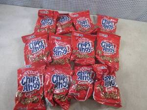 lot 186 image: (B-1) 12 Big Bag Mini Chips Ahoy Ch...