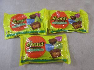 lot 191 image: (B-1) 3 Bags of Reeses Peanut Butte...