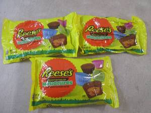 lot 192 image: (B-1) 3 Bags of Reeses Peanut Butte...
