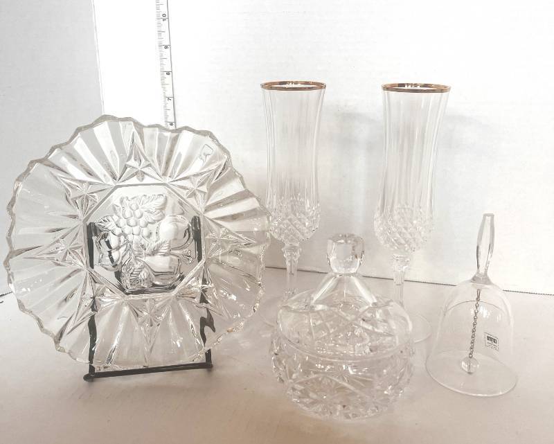 lot 129 image: Lot of Cut Glass and Crystal