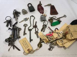 lot 39 image: Large Bag of Miscellaneous Keys Many Skeleton Keys