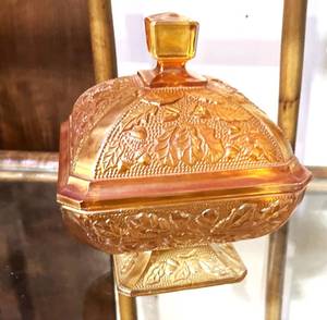 lot 75 image: Vintage Carnival Covered Candy Dish