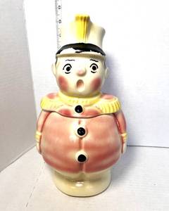 lot 47 image: 1950s Toy Soldier Cookie Jar 312 USA Cardinal Pottery