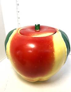 lot 44 image: Vintage Hull Apple Cookie Jar