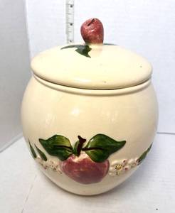 lot 45 image: Vintage Los Angeles Potter Cookie Jar