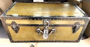 lot 85 image: Vintage Green Trunk Footlocker Great condition