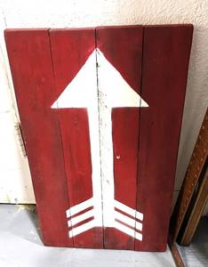 lot 79 image: Barnwood Arrow Sign