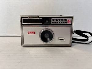 lot 88 image: 1960s Instamatic 104 Kodak Camera