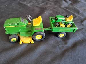 lot 6 image: Ertl John Deere Mower & Sentar Mower Utility Tractor