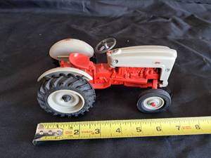 lot 8 image: Ford Tractor