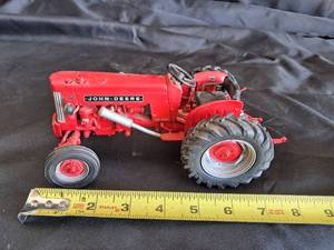 lot 11 image: Ertl 430 John Deer Tractor