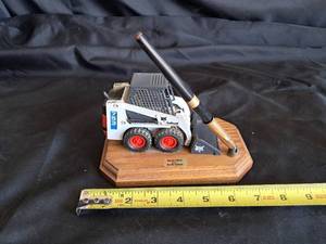 lot 22 image: 753 Bobcat Desk Pen Set -- Handcrafted in North Dakota
