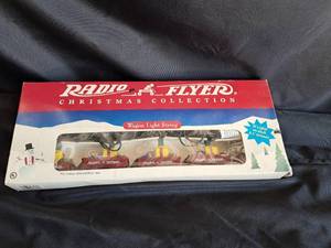 lot 26 image: Radio Flyer Christmas Collection Wagon Light Set