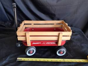lot 27 image: Radio Flyer Wagon