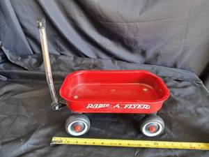 lot 28 image: Radio Flyer Wagon