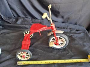 lot 29 image: Radio Flyer Trike