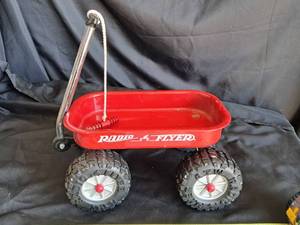 lot 32 image: Radio Flyer Wagon
